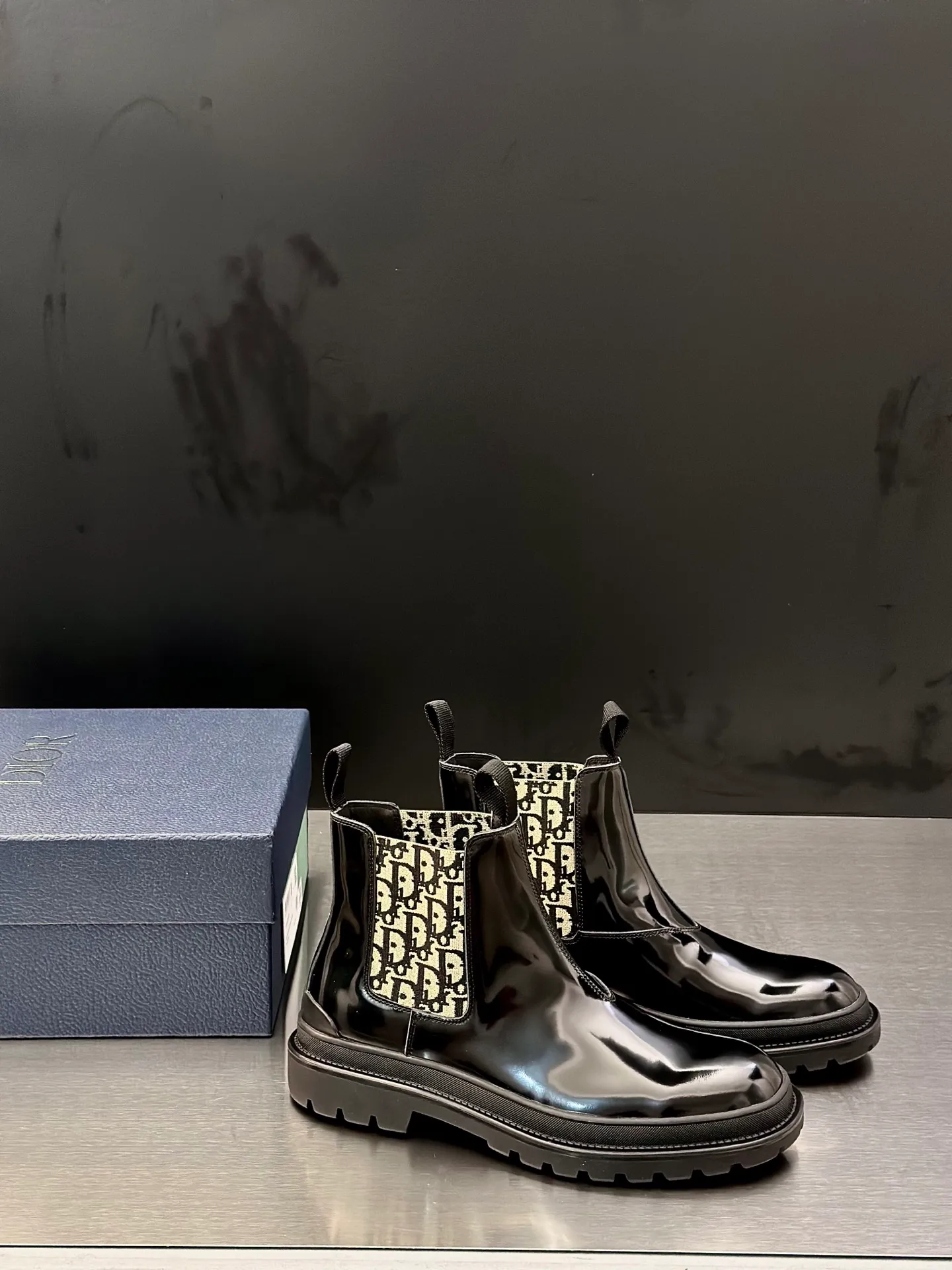 Men's shoes 💰920 Dior Dior high-top sneakers, top-quality goods produced in Dongguan, show version, leading counter trial style, Nappa cowhide material, light and breathable, soft and comfortable, easier to put on and take off, calfskin leather edging, distinctive sports style, genuine leather tongue Dior letter badge, showing the brand style, lightweight embossed pattern rubber sole, light and genuine leather feet, with original packaging Size: 39-40-41-42-43-44 (45, 46 customized) leather shoe size
